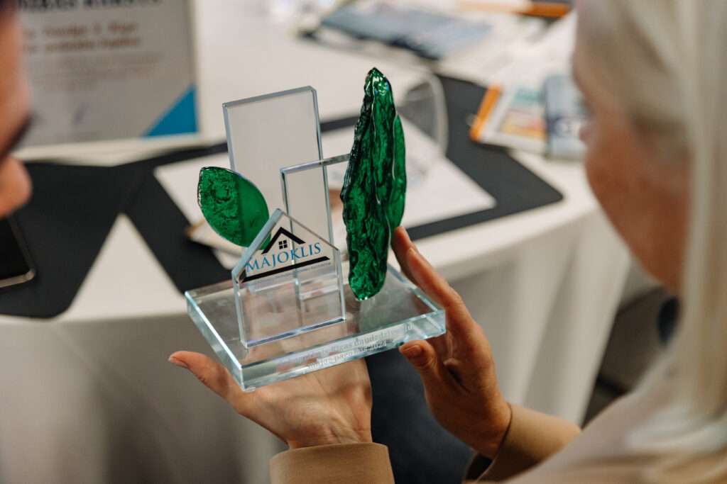 Pagarināts pieteikšanās termiņš konkursam “Latvijas sakoptākais daudzdzīvokļu mājas pagalms 2025”!